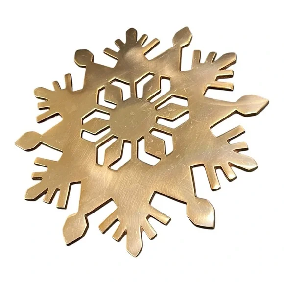 Copper finish snowflake kitchen trivet 4 rubber coated feet 10“ diameter. - Picture 2 of 9